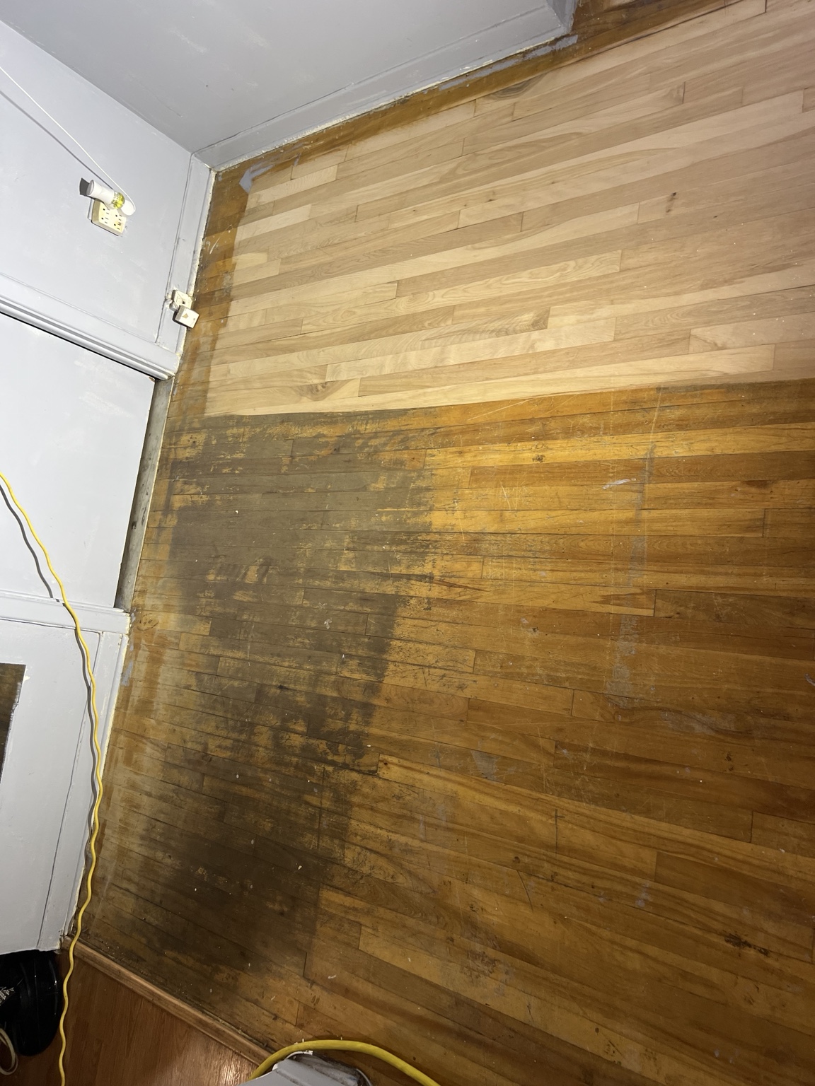 Plancher taché pendant la restauration, deuxième vue avant