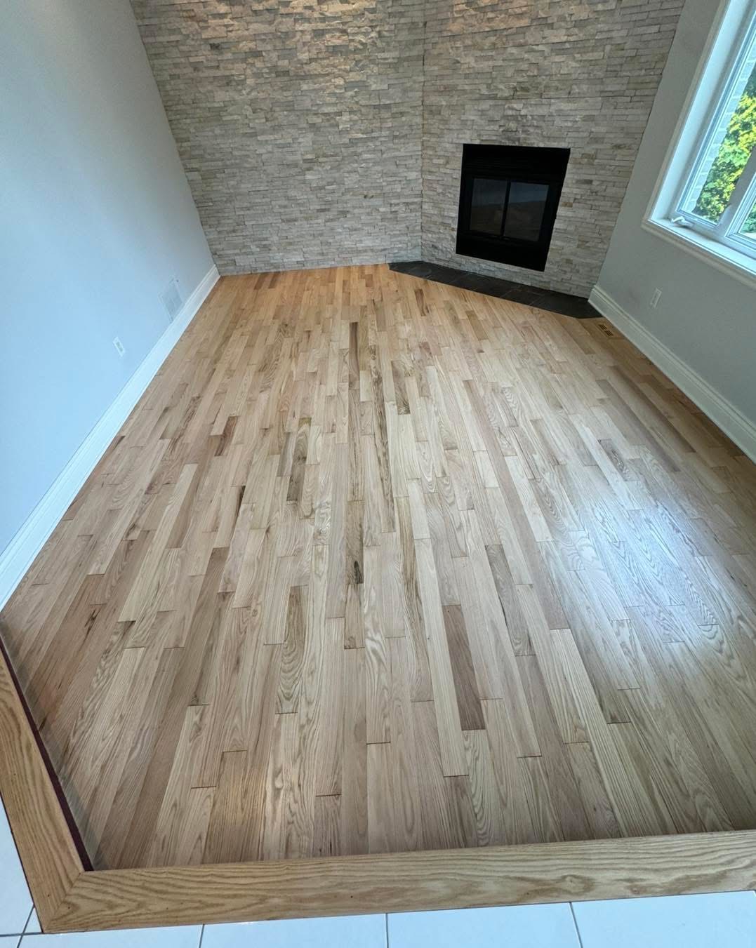 Plancher restauré avec une finition naturelle claire après le sablage