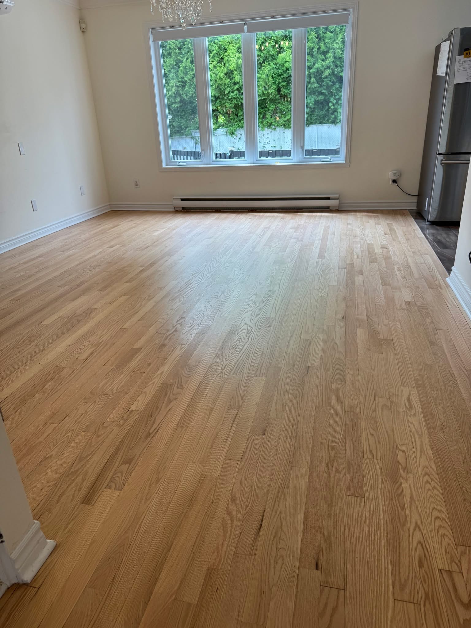 Plancher naturel clair de la cuisine après le sablage