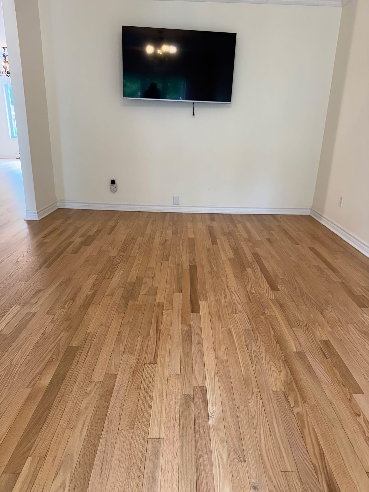 Plancher naturel clair du salon après le sablage
