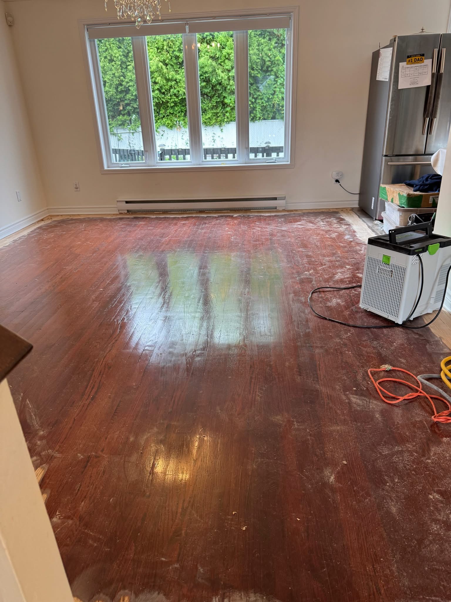 Plancher foncé et usé de la cuisine avant le sablage