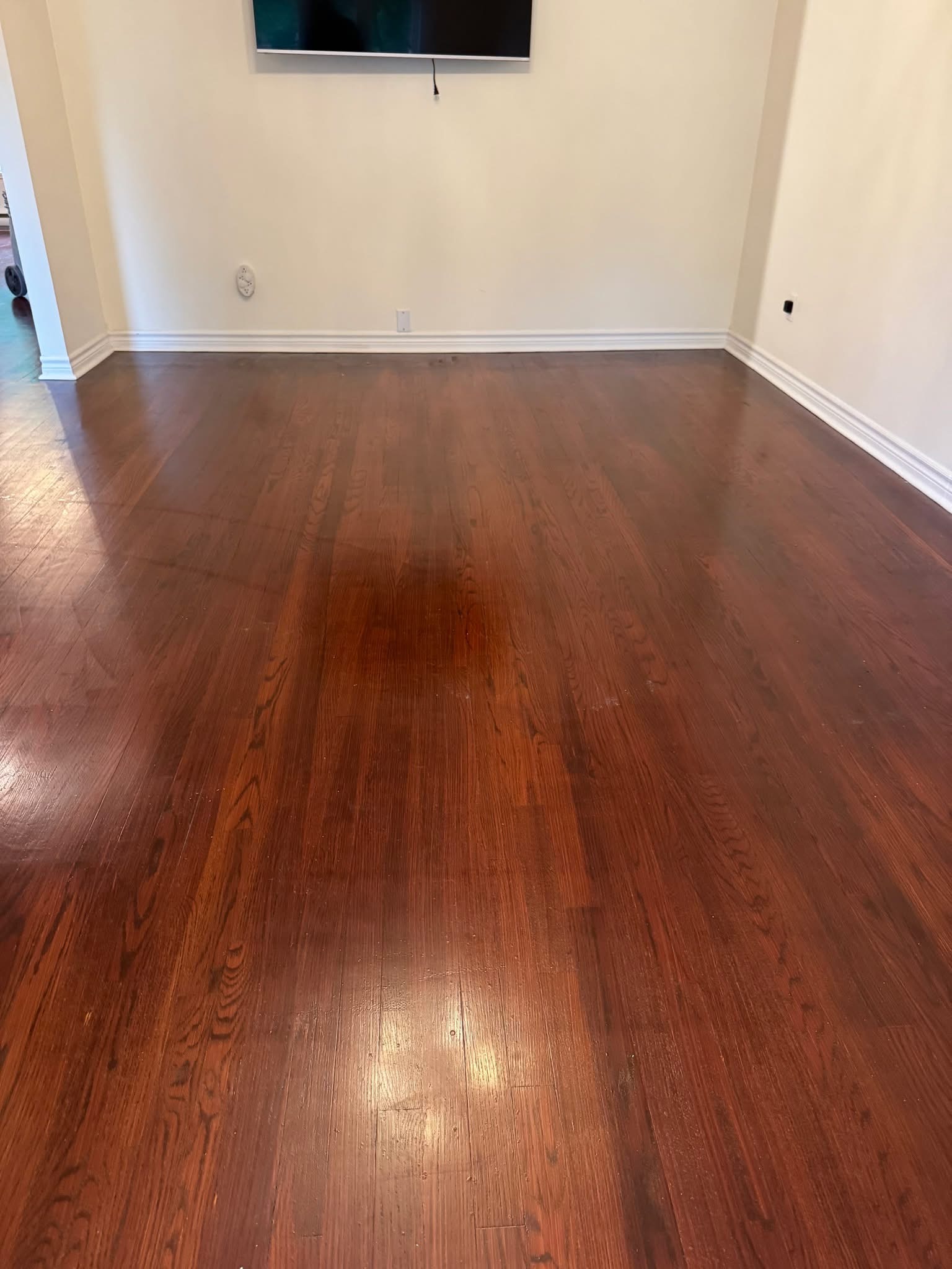 Plancher foncé du salon avant le sablage