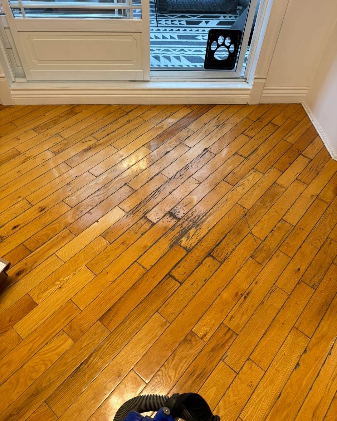 Plancher très marqué et noirci avant la restauration