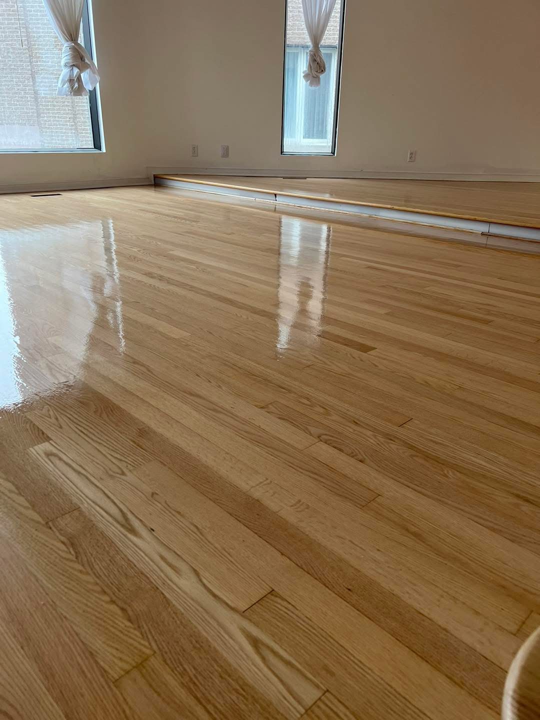 Plancher clair de la grande pièce après le sablage