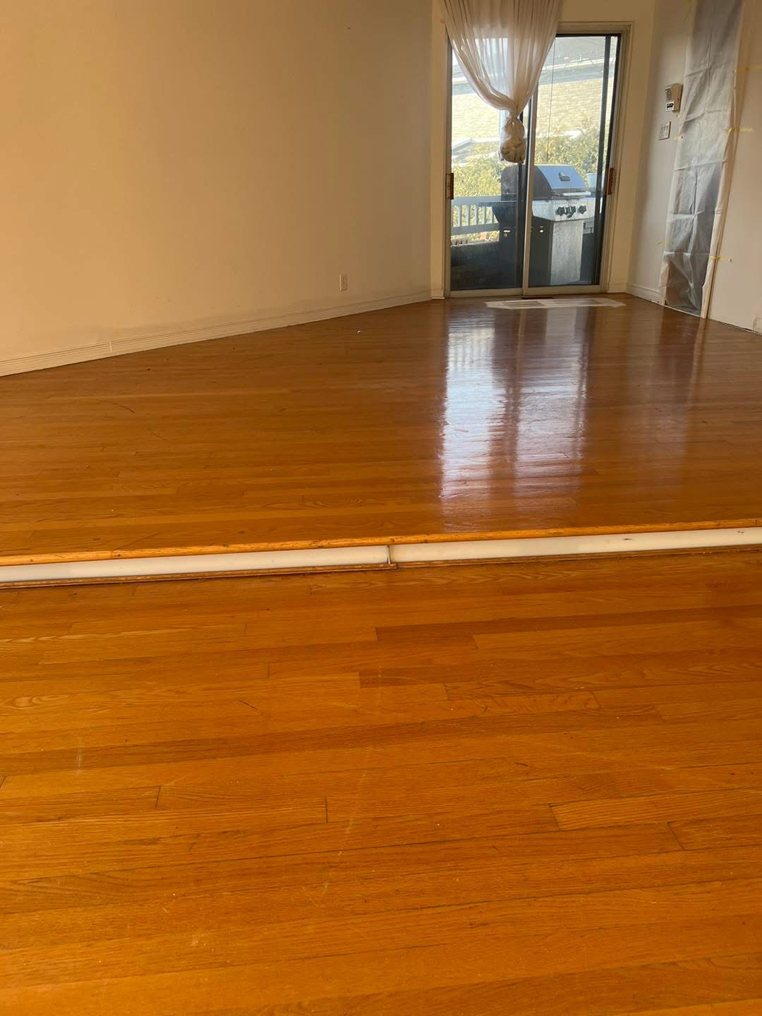 Plancher orangé de la grande pièce avant le sablage