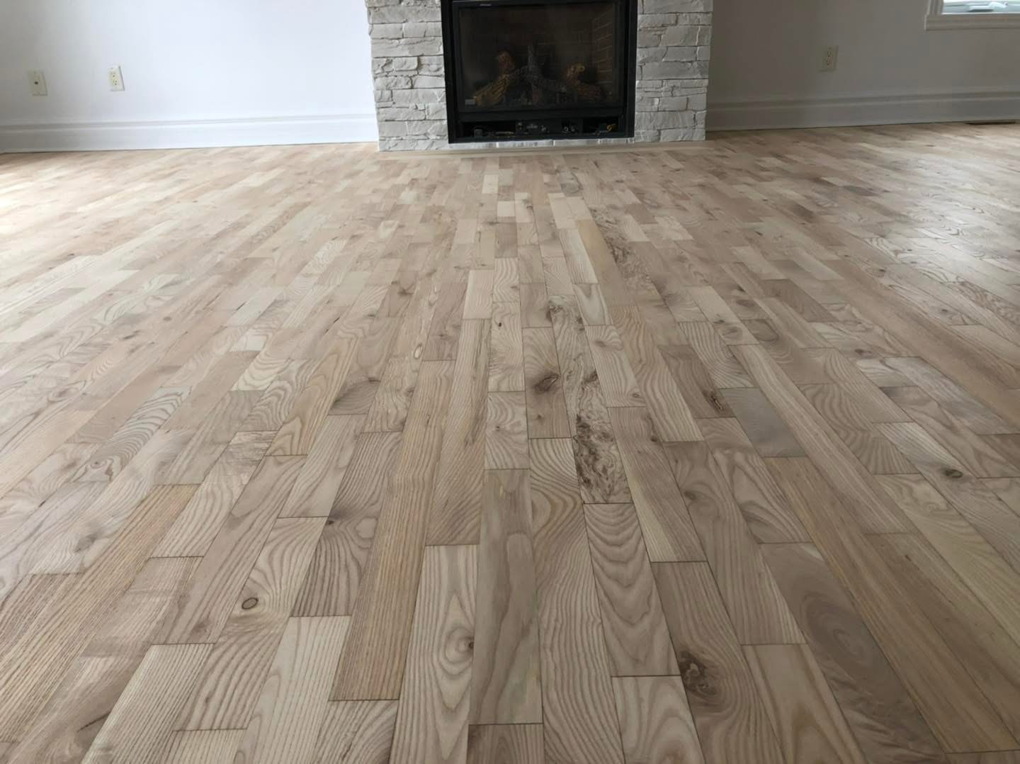 Plancher clair restauré autour du foyer après le sablage