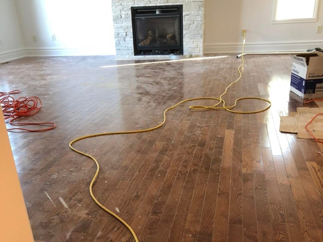Plancher foncé et usé autour du foyer avant le sablage