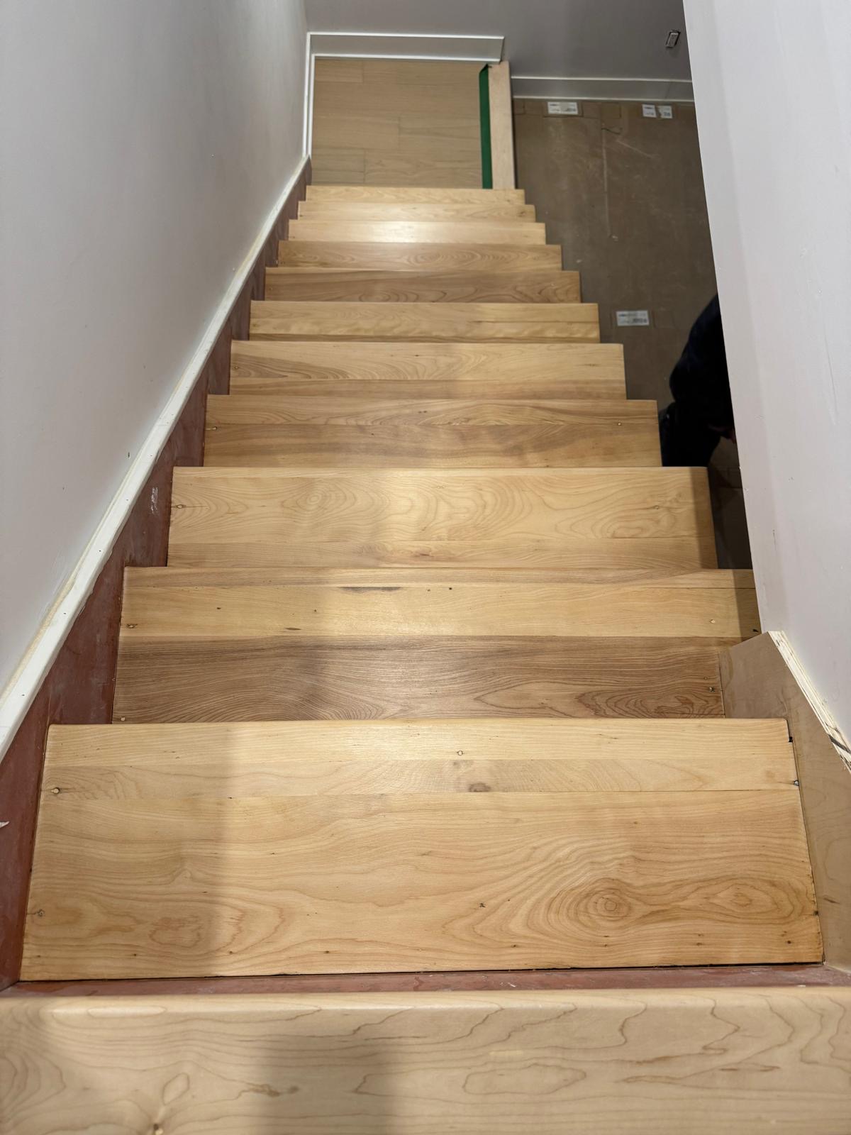 Marches du premier escalier uniformisées après le sablage