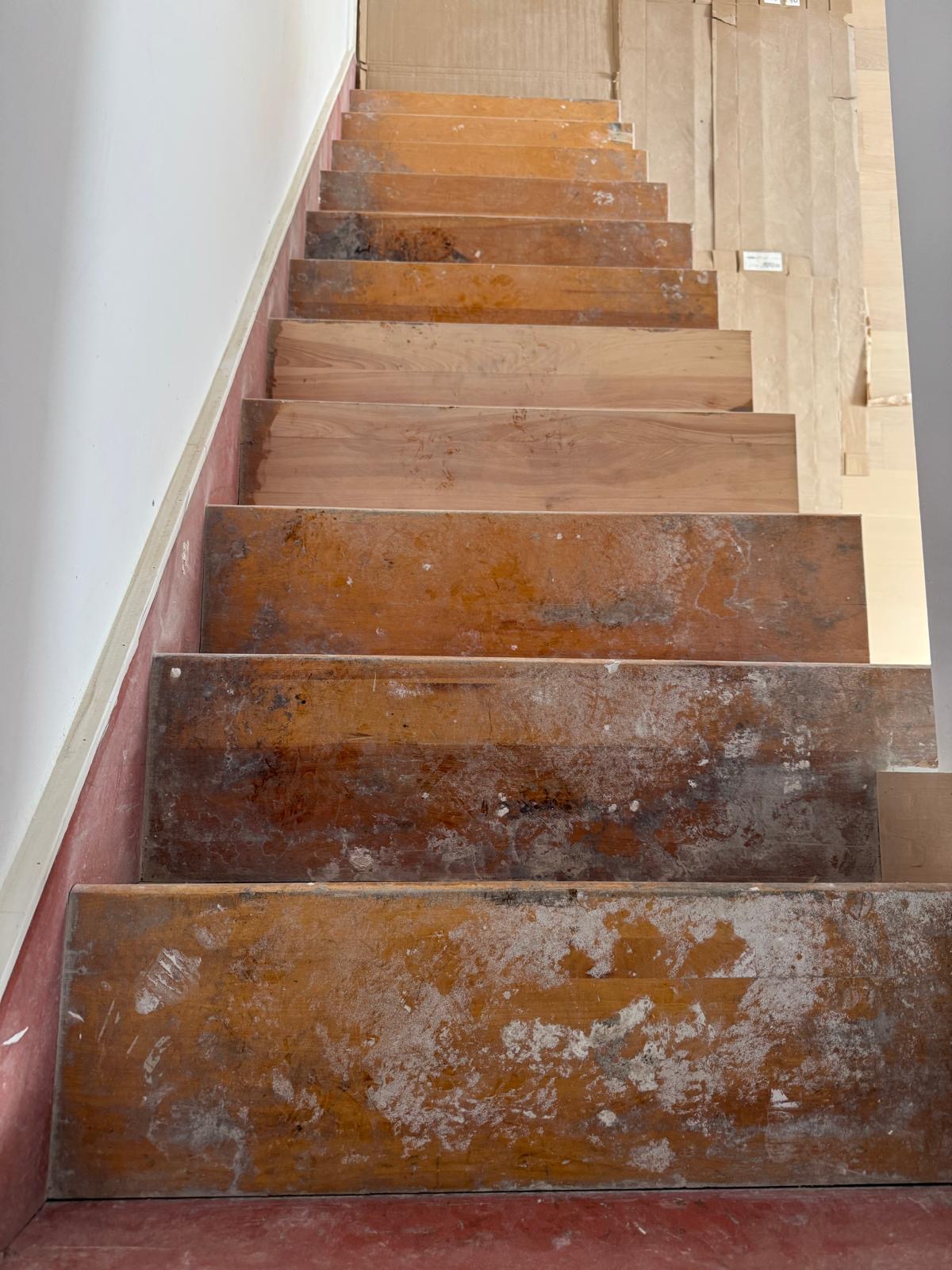 Marches du premier escalier très usées avant le sablage