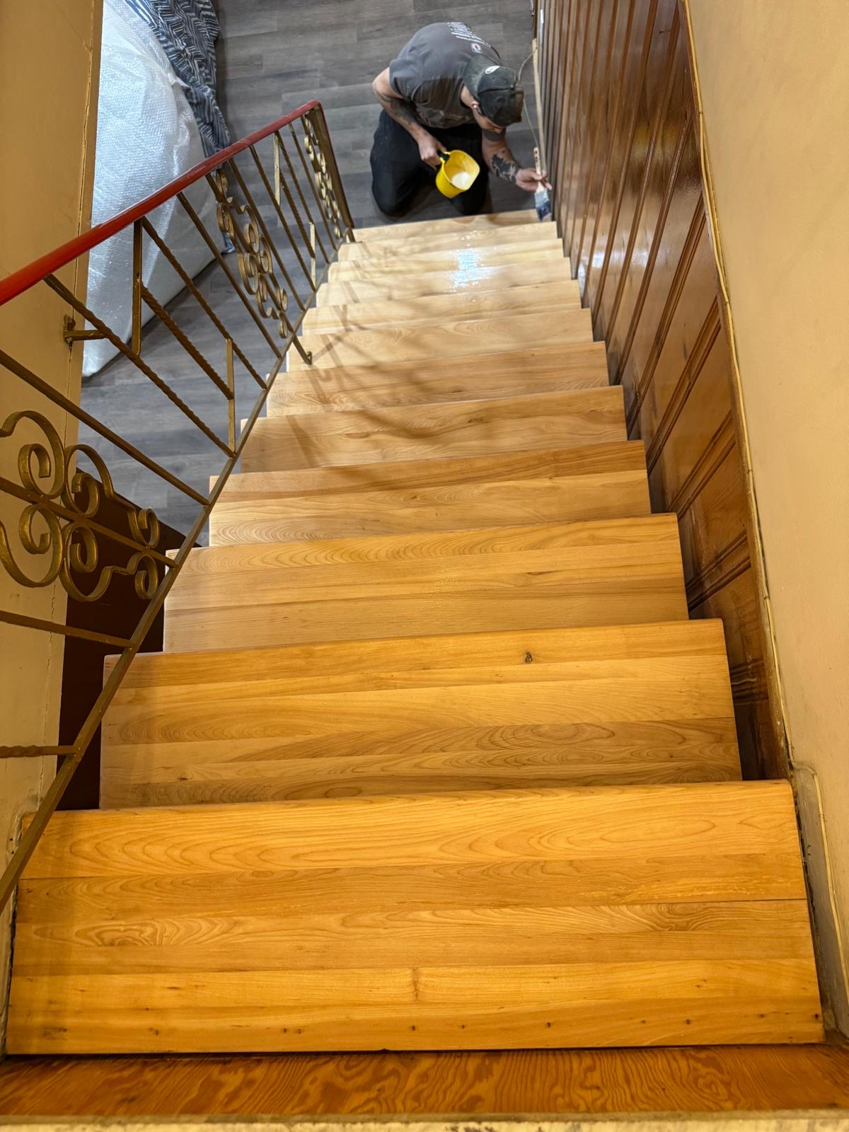 Marches du deuxième escalier restaurées pendant l’application de la protection
