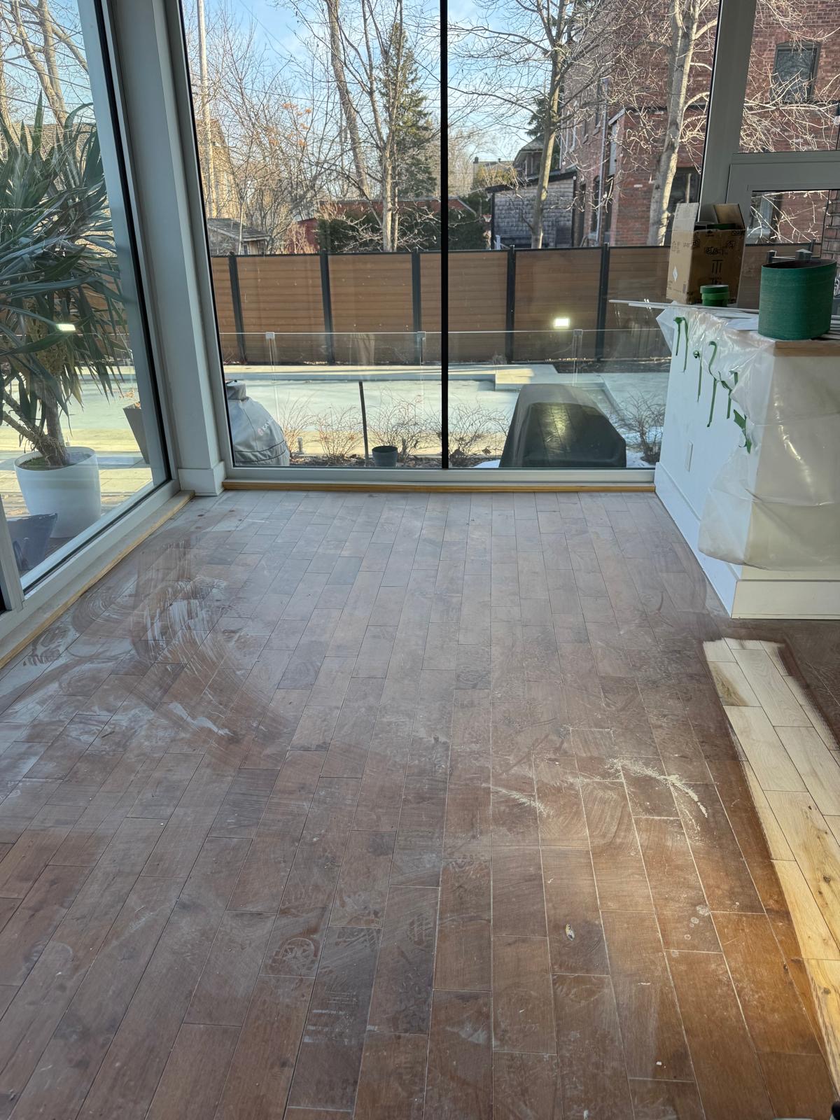 Première zone de plancher très marquée avant la restauration