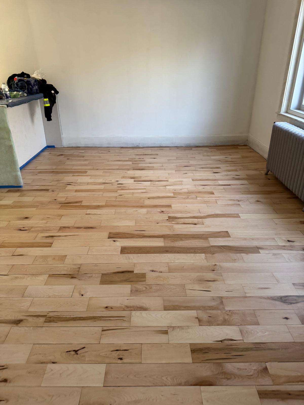 Deuxième zone de plancher claire et uniforme après la restauration