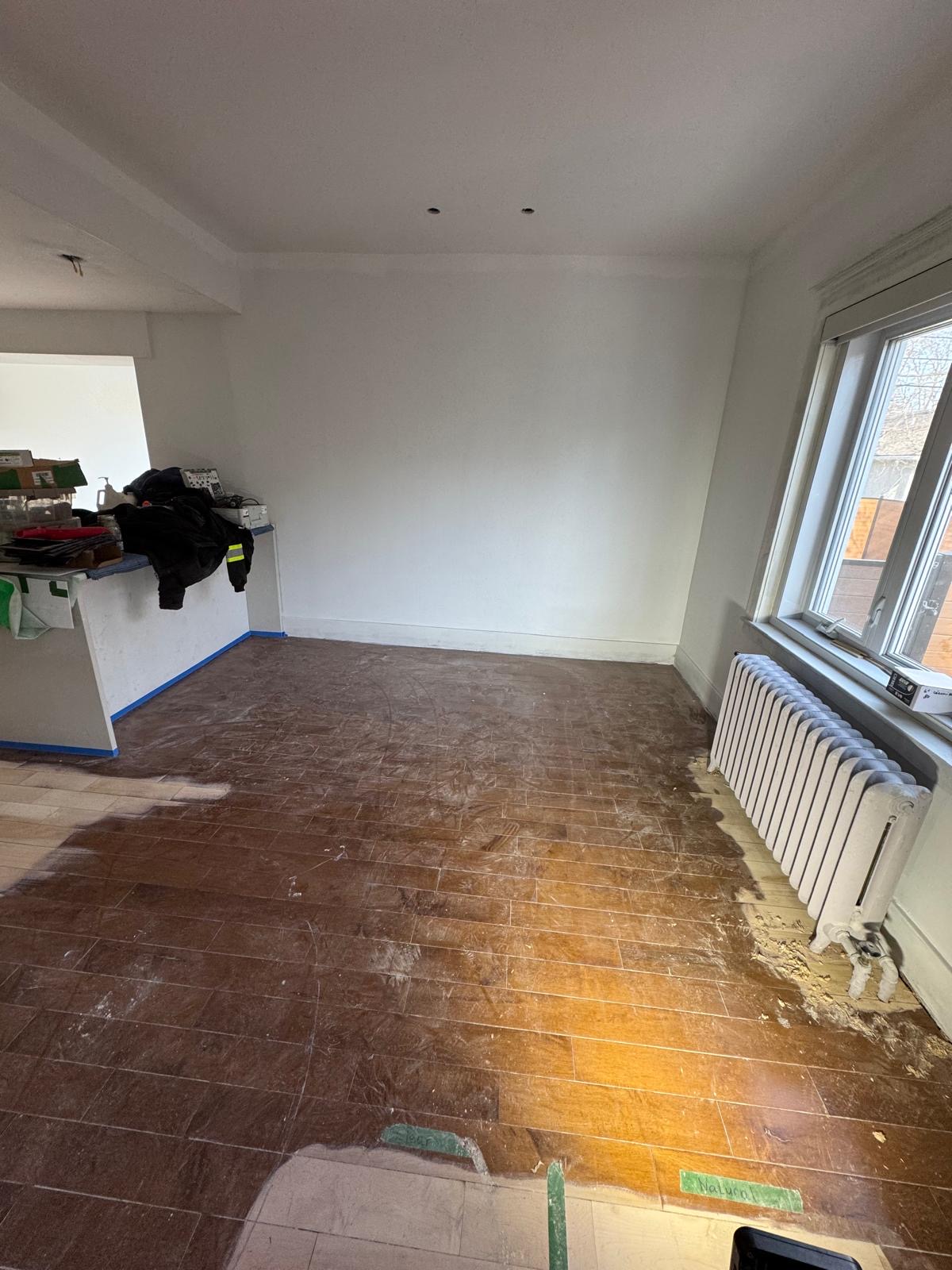 Deuxième zone de plancher foncée et usée avant la restauration